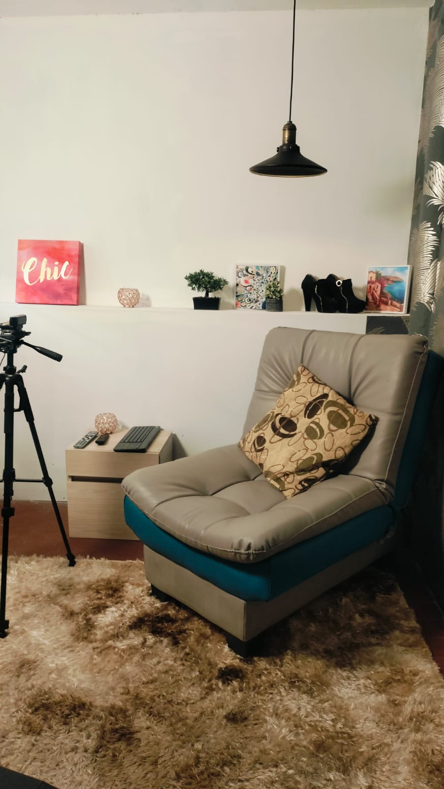 Sala acogedora con sillón y lámpara